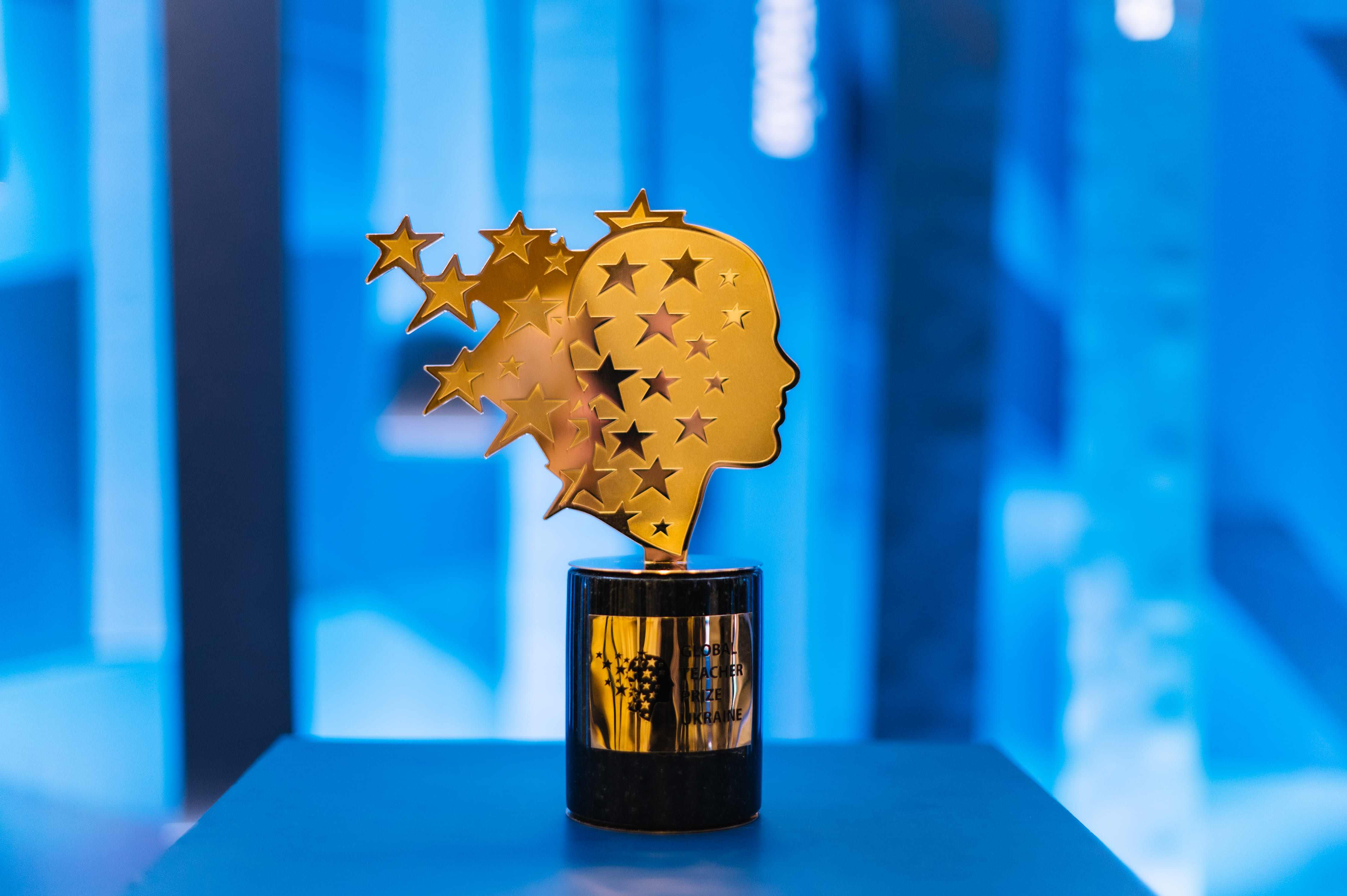 Золота статуетка — профіль голови, з якої вириваються зірки. Нагорода Global Teacher Prize Ukraine 2026 Золота статуетка — профіль голови, з якої вириваються зірки. Нагорода Global Teacher Prize Ukraine 2026
